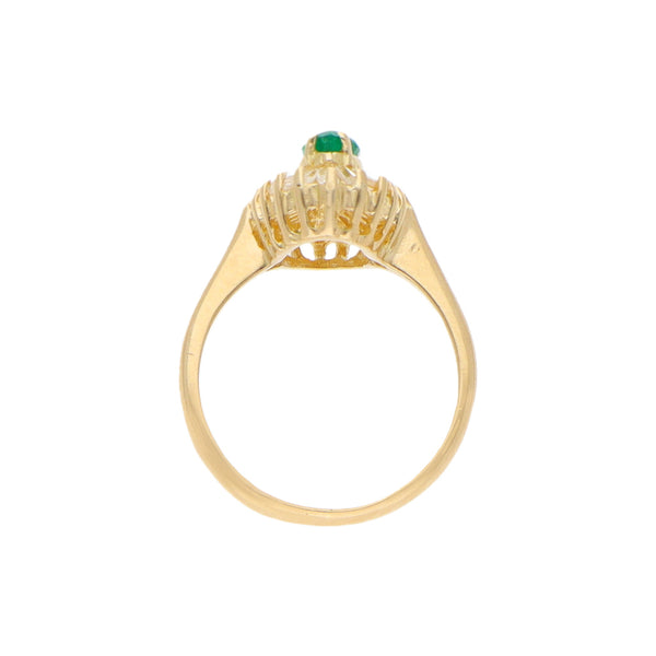 Anillo estilizado con circonias y esmeralda en oro amarillo 18 kilates.