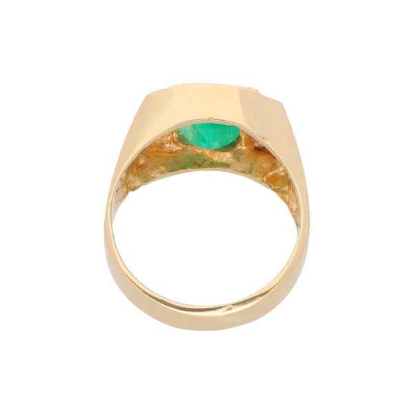 Anillo tipo sello con esmeralda en oro amarillo 18 kilates.