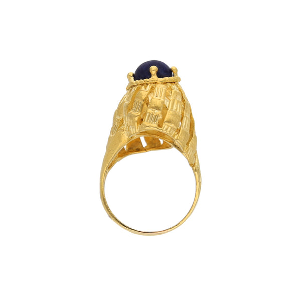 Anillo estilizado con sintéticos en oro amarillo 18 kilates.