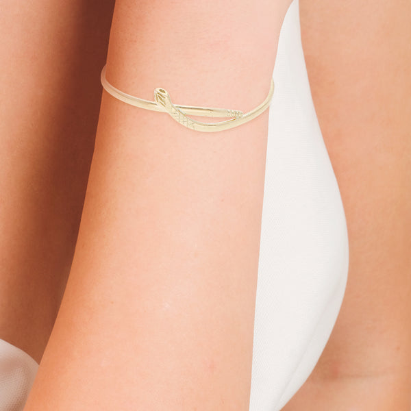Pulsera de arillo ovalada lisa motivo serpiente en oro amarillo 14 kilates
