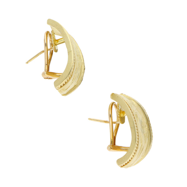 Aretes estilizados en oro amarillo 18 kilates.