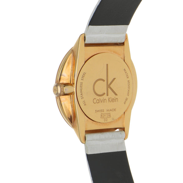 Reloj Calvin Klein para dama caja en acero chapa correa piel.