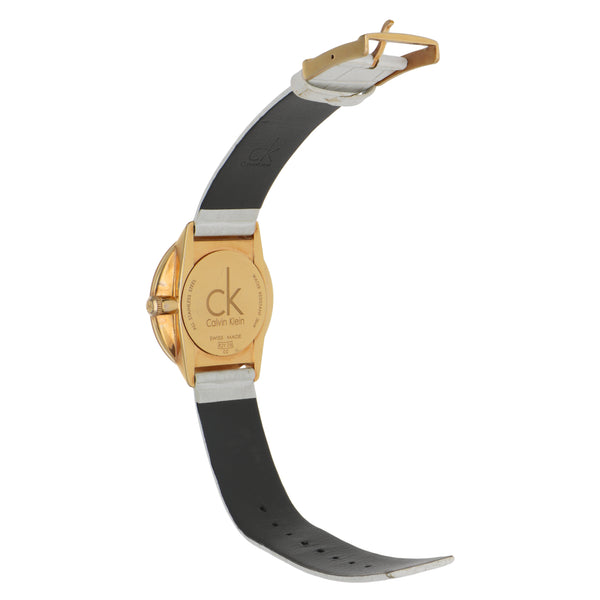 Reloj Calvin Klein para dama caja en acero chapa correa piel.