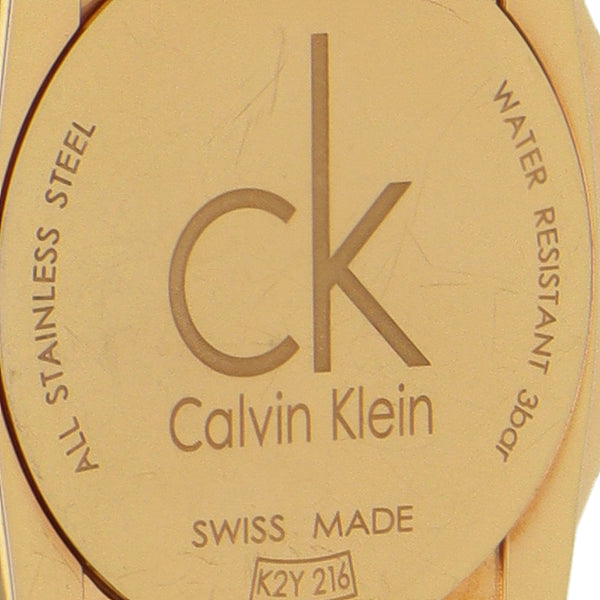 Reloj Calvin Klein para dama caja en acero chapa correa piel.