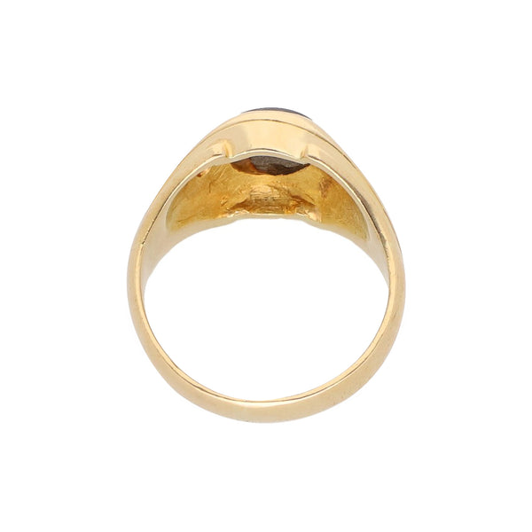 Anillo diseño especial con diamantes y sintético en oro amarillo 18 kilates.