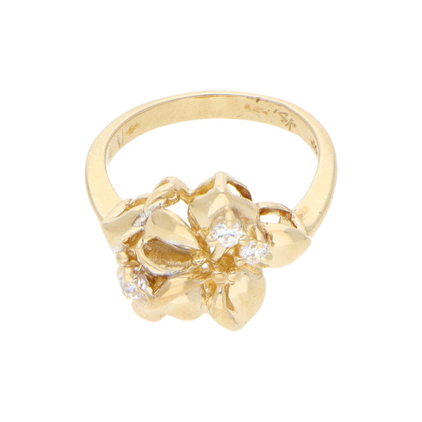 Anillo estilizado motivo floral con circonias en oro amarillo 14 kilates.