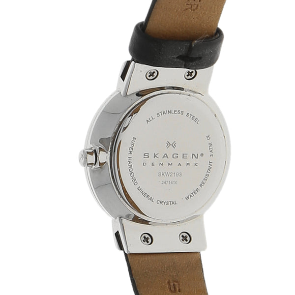 Reloj Skagen para dama caja en acero inoxidable correa piel.