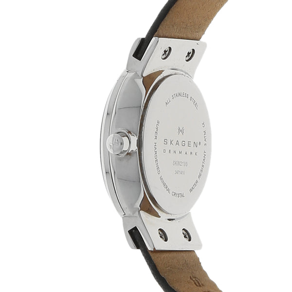 Reloj Skagen para dama caja en acero inoxidable correa piel.