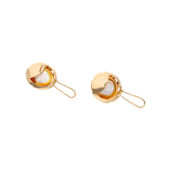 Aretes estilizados calados con perlas en oro amarillo 14 kilates.