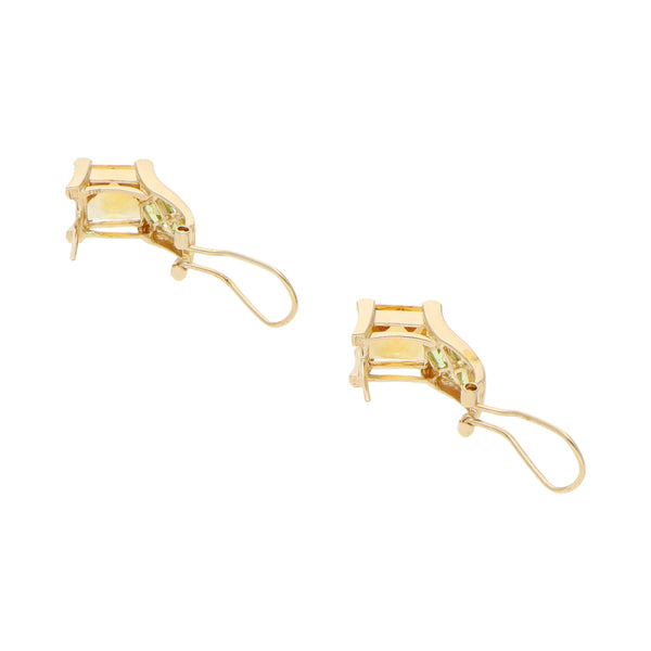 Aretes diseño especial con sintéticos en oro amarillo 14 kilates.