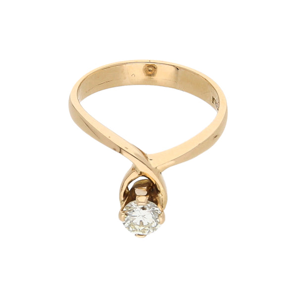 Anillo solitario con diamante en oro amarillo 14 kilates.