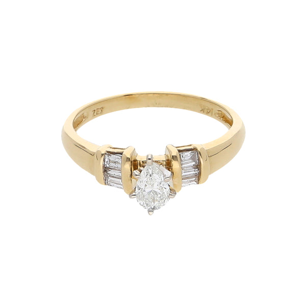 Anillo estilizado con diamantes en oro amarillo 14 kilates.