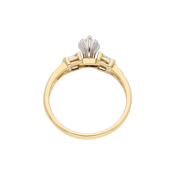 Anillo estilizado con diamantes en oro amarillo 14 kilates.