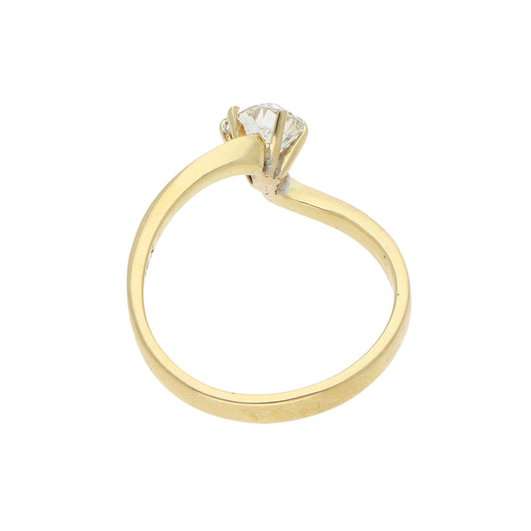 Anillo solitario con diamante en oro amarillo 18 kilates.