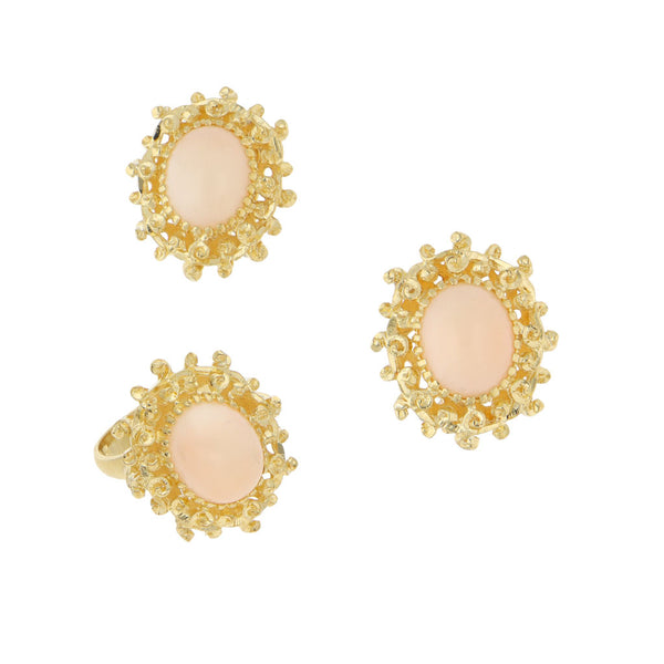 Juego de anillo y aretes calados con coral en oro amarillo 18 kilates.