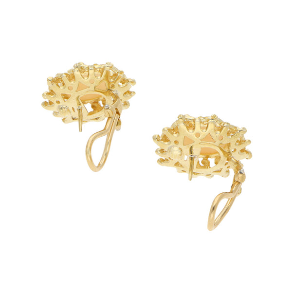 Juego de anillo y aretes calados con coral en oro amarillo 18 kilates.