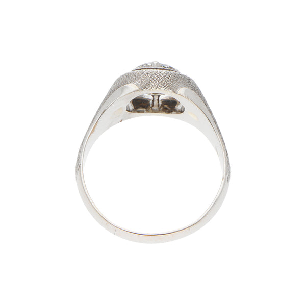 Anillo calado con diamante en oro blanco 10 kilates.