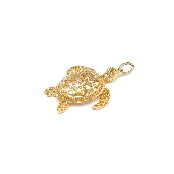 Dije calado motivo tortuga en oro amarillo 14 kilates.