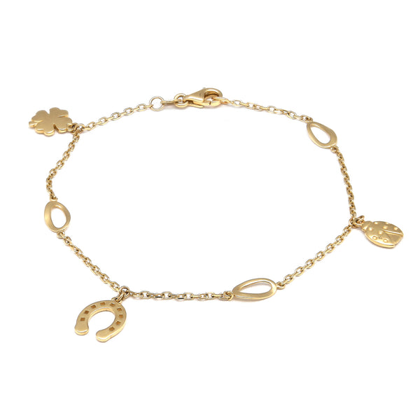 Pulsera eslabón combinado con colgantes motivo trébol, herradura y catarina en oro amarillo 14 kilates.