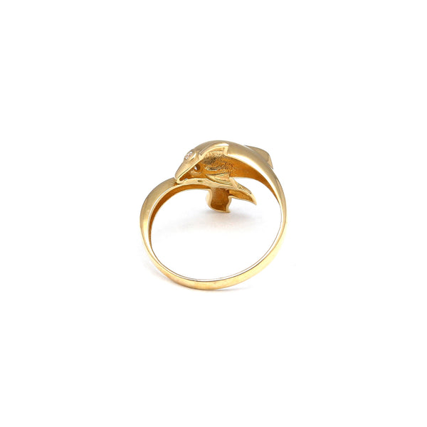 Anillo liso motivo delfín con circonias en oro amarillo 14 kilates.