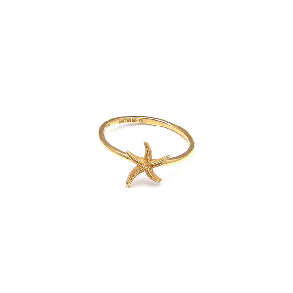 Anillo diseño especial motivo estrella de mar en oro amarillo 14 kilates.