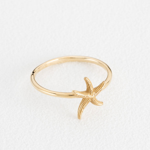 Anillo diseño especial motivo estrella de mar en oro amarillo 14 kilates.