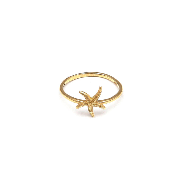 Anillo diseño especial motivo estrella de mar en oro amarillo 14 kilates.