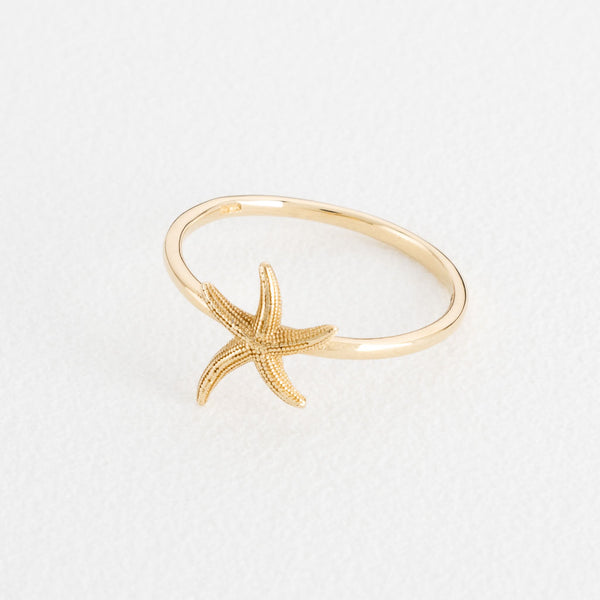 Anillo diseño especial motivo estrella de mar en oro amarillo 14 kilates.