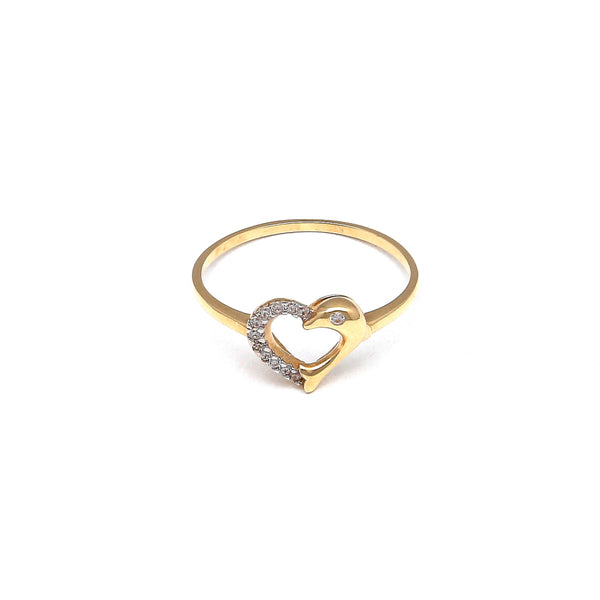 Anillo calado motivo medio corazón con delfín y circonias en oro amarillo 14 kilates.