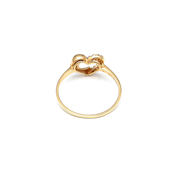 Anillo calado motivo medio corazón con delfín y circonias en oro amarillo 14 kilates.