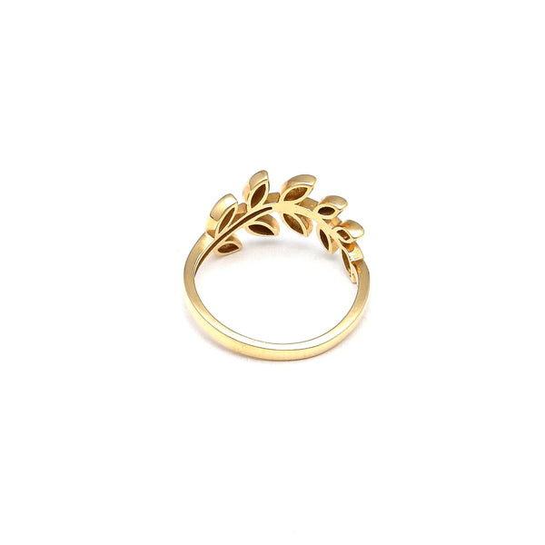 Anillo diseño especial motivo hojas con circonias en oro amarillo 14 kilates.