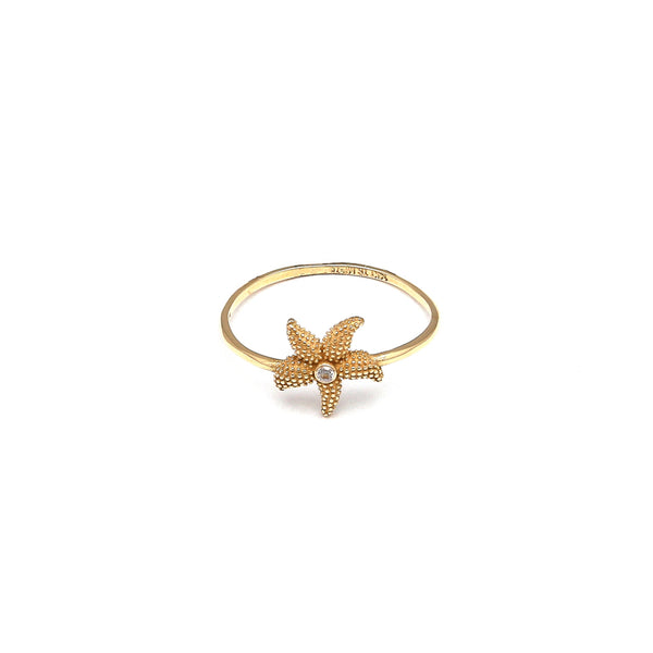 Anillo diseño especial motivo estrella de mar con circonia en oro amarillo 14 kilates.