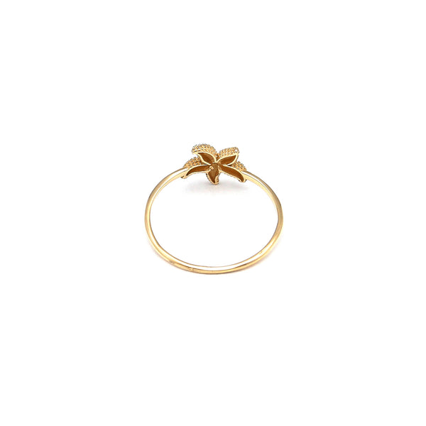 Anillo diseño especial motivo estrella de mar con circonia en oro amarillo 14 kilates.