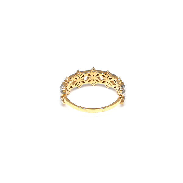 Anillo calado motivo floral con circonias en oro dos tonos 14 kilates.