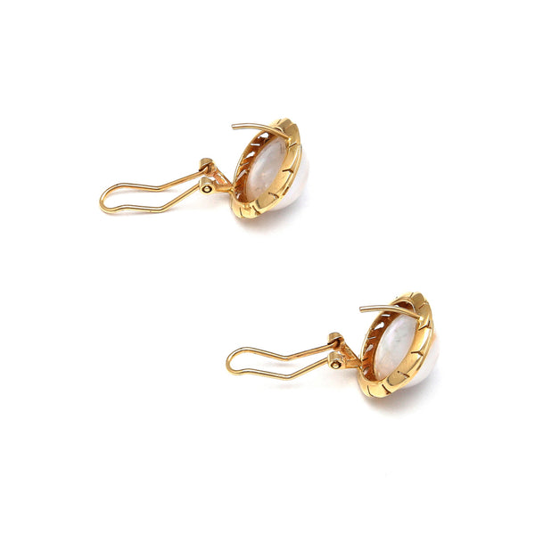 Aretes calados con medias perlas en oro amarillo 14 kilates.