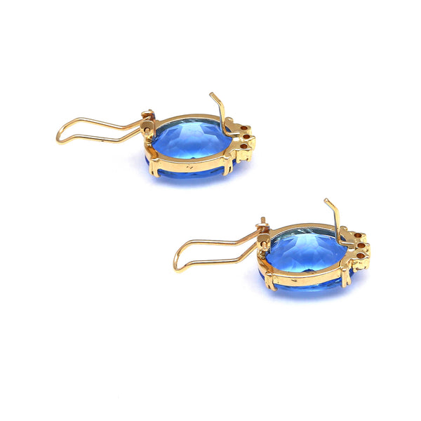 Juego de anillo y aretes diseño especial con diamantes y topacios azules en oro amarillo 14 kilates.