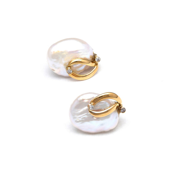 Aretes diseño especial con perlas barrocas y circonias en oro amarillo 14 kilates.