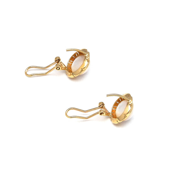 Juego de anillo y aretes calados con medias perlas en oro amarillo 14 kilates.