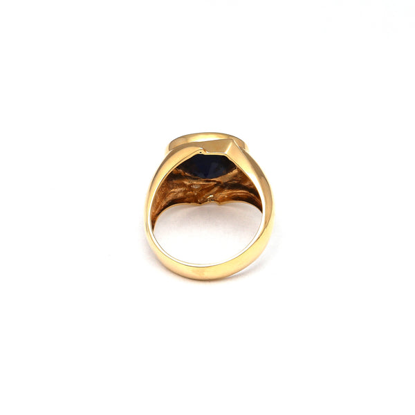 Anillo estilizado con diamantes y zafiro en oro amarillo 14 kilates.