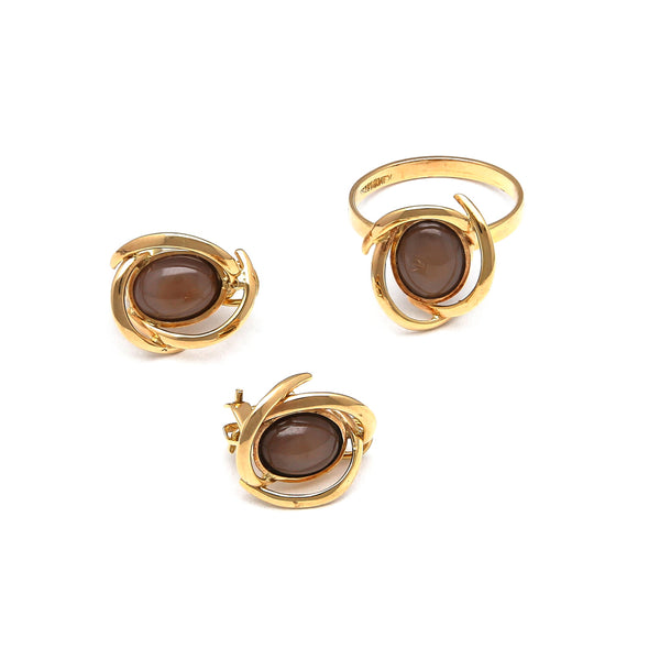 Juego de anillo y aretes calados con café estrella en oro amarillo 14 kilates.