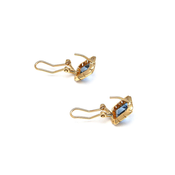 Juego de anillo y aretes estilizados con topacios sky blue en oro amarillo 14 kilates.