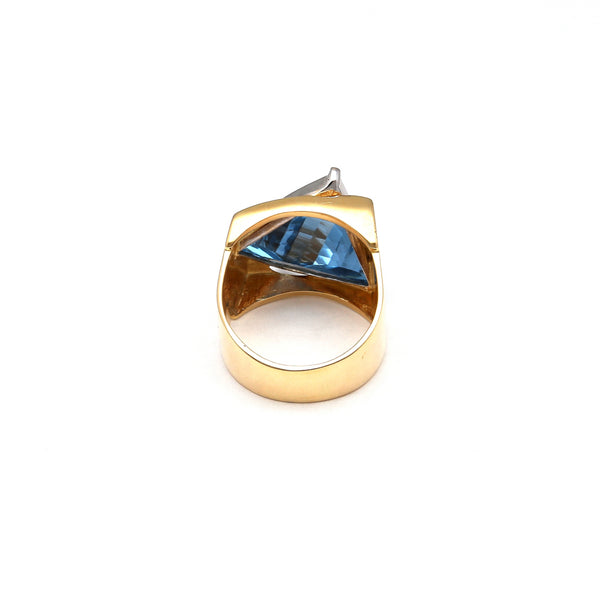 Anillo estilizado con topacio sky blue en oro dos tonos 14 kilates.