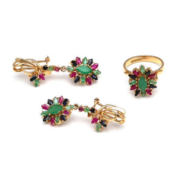 Juego de anillo y aretes estilizados con esmeraldas, rubíes y zafiros en oro amarillo 14 kilates.