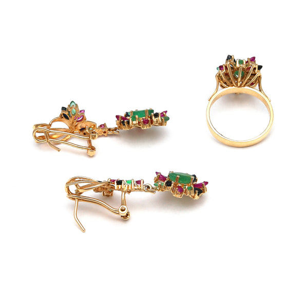 Juego de anillo y aretes estilizados con esmeraldas, rubíes y zafiros en oro amarillo 14 kilates.