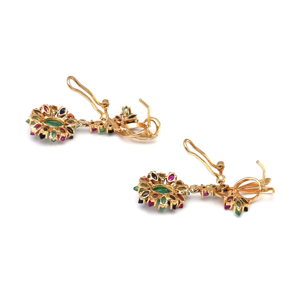 Juego de anillo y aretes estilizados con esmeraldas, rubíes y zafiros en oro amarillo 14 kilates.