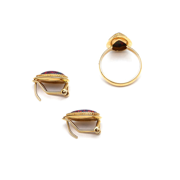 Juego de anillo y aretes diseño especial con ópalos en oro amarillo 14 kilates.