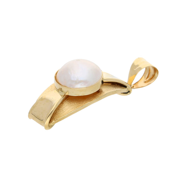 Dije diseño especial con perla en oro amarillo 14 kilates.