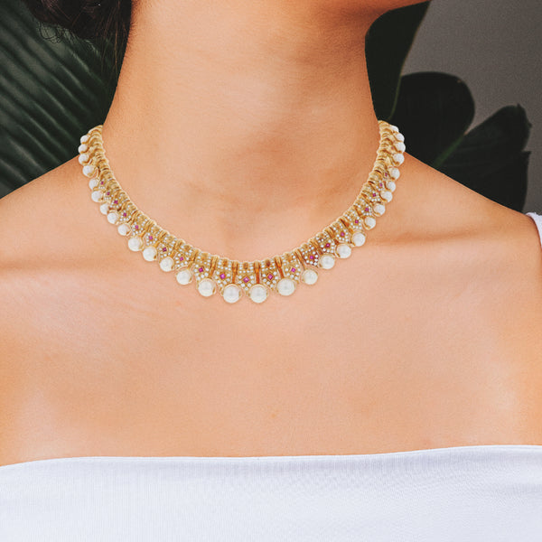 Gargantilla eslabón combinado con diamantes, rubíes y perlas en oro amarillo 18 kilates.