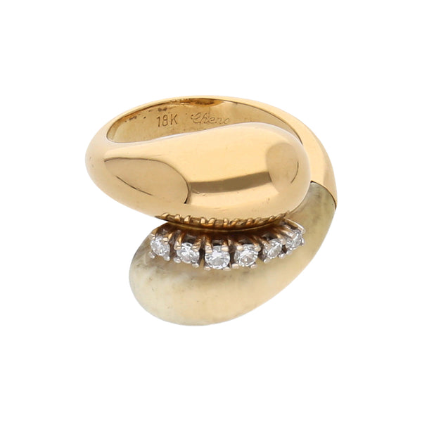 Anillo estilizado con diamantes y hueso en oro amarillo 18 kilates.