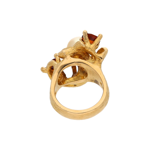 Anillo barroco con perlas y cuarzos en oro amarillo 18 kilates.